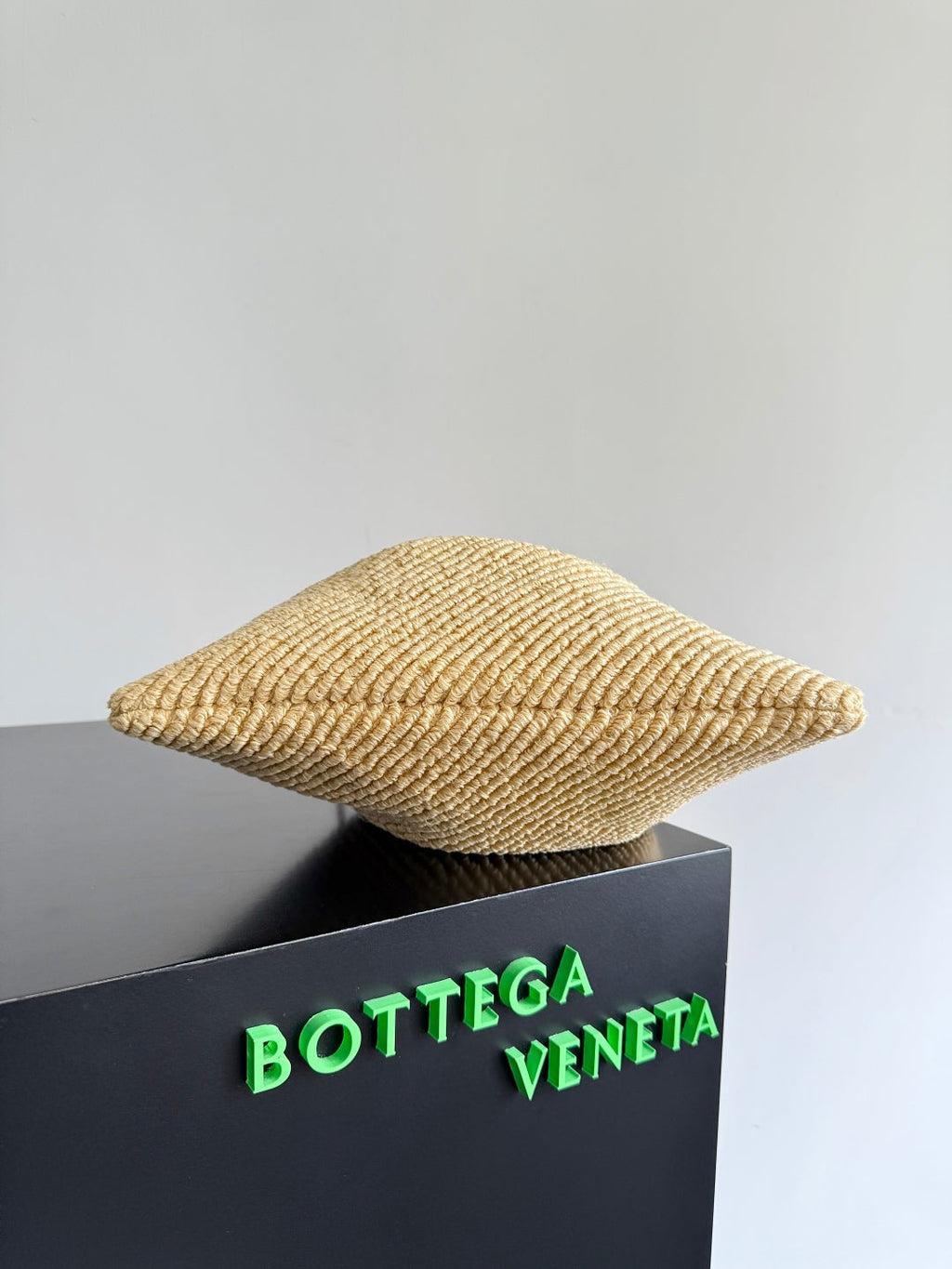 BOTTEGA VENETA 25S STAUBBEUTEL 32 IN GEBRANNTEM ORANGEN RAFFIA UND KALBSLEDER