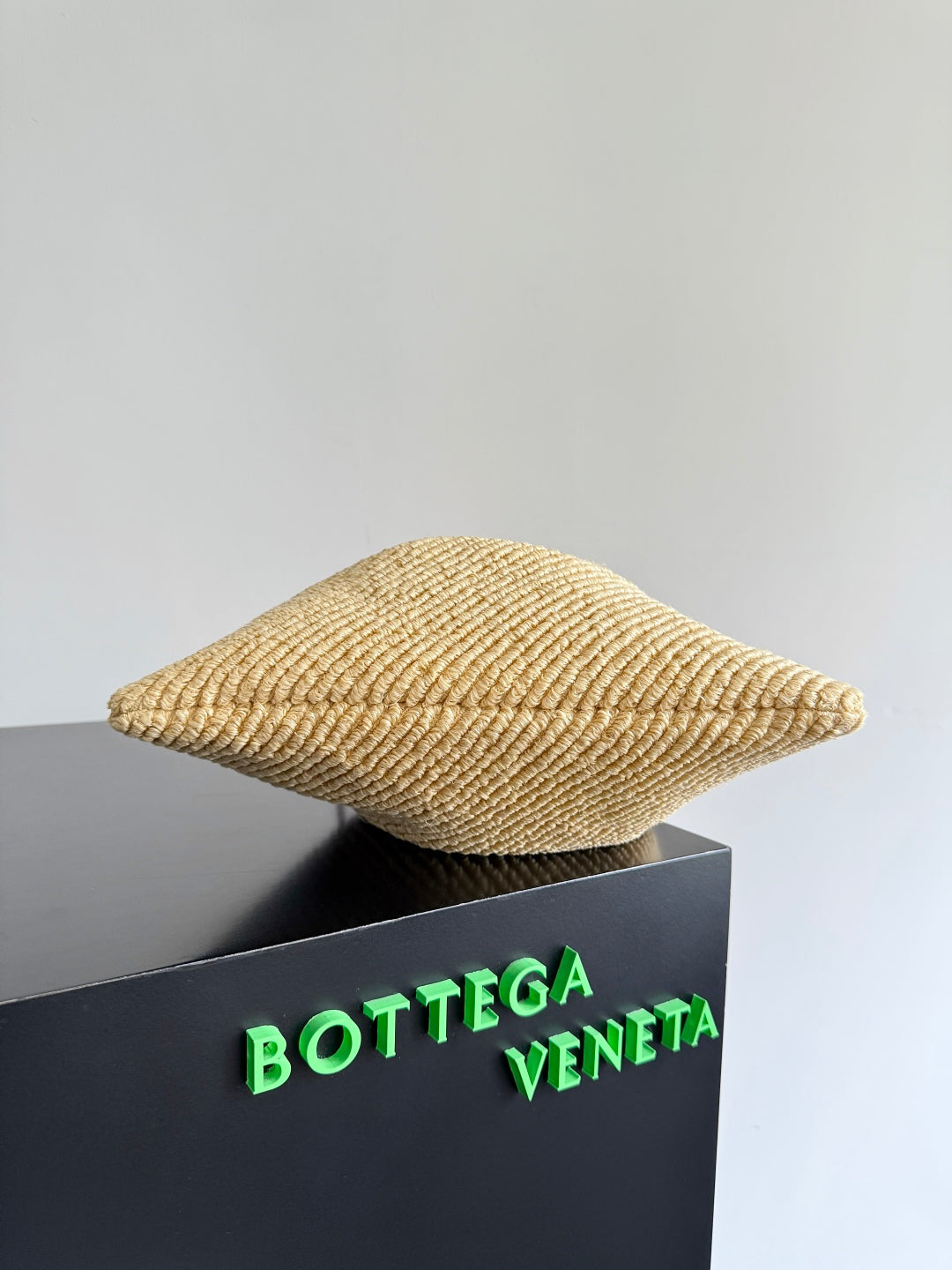 BOTTEGA VENETA 25S STAUBBEUTEL 32 IN GEBRANNTEM ORANGEN RAFFIA UND KALBSLEDER