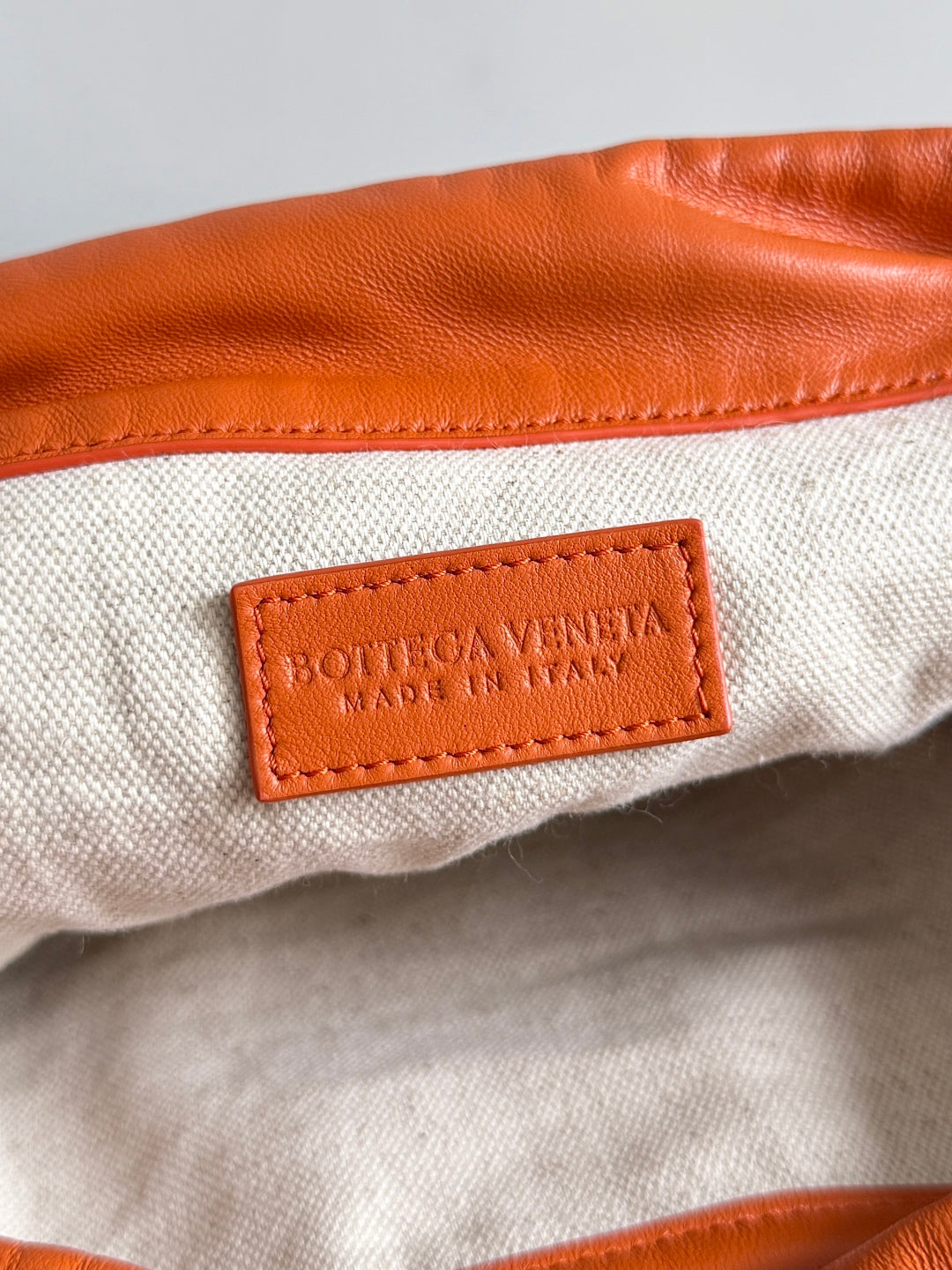 BOTTEGA VENETA 25S STAUBBEUTEL 32 IN GEBRANNTEM ORANGEN RAFFIA UND KALBSLEDER