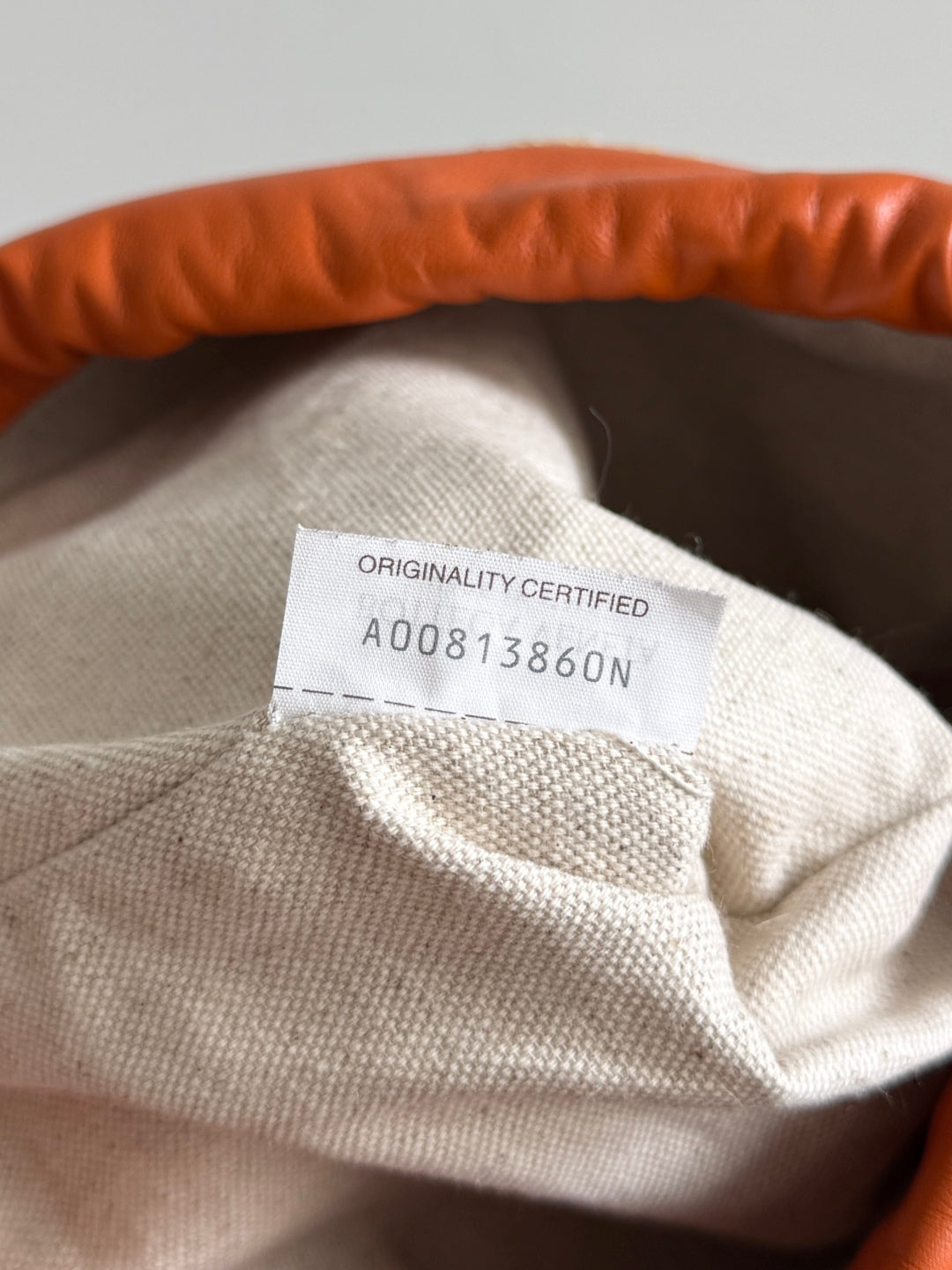 BOTTEGA VENETA 25S STAUBBEUTEL 32 IN GEBRANNTEM ORANGEN RAFFIA UND KALBSLEDER