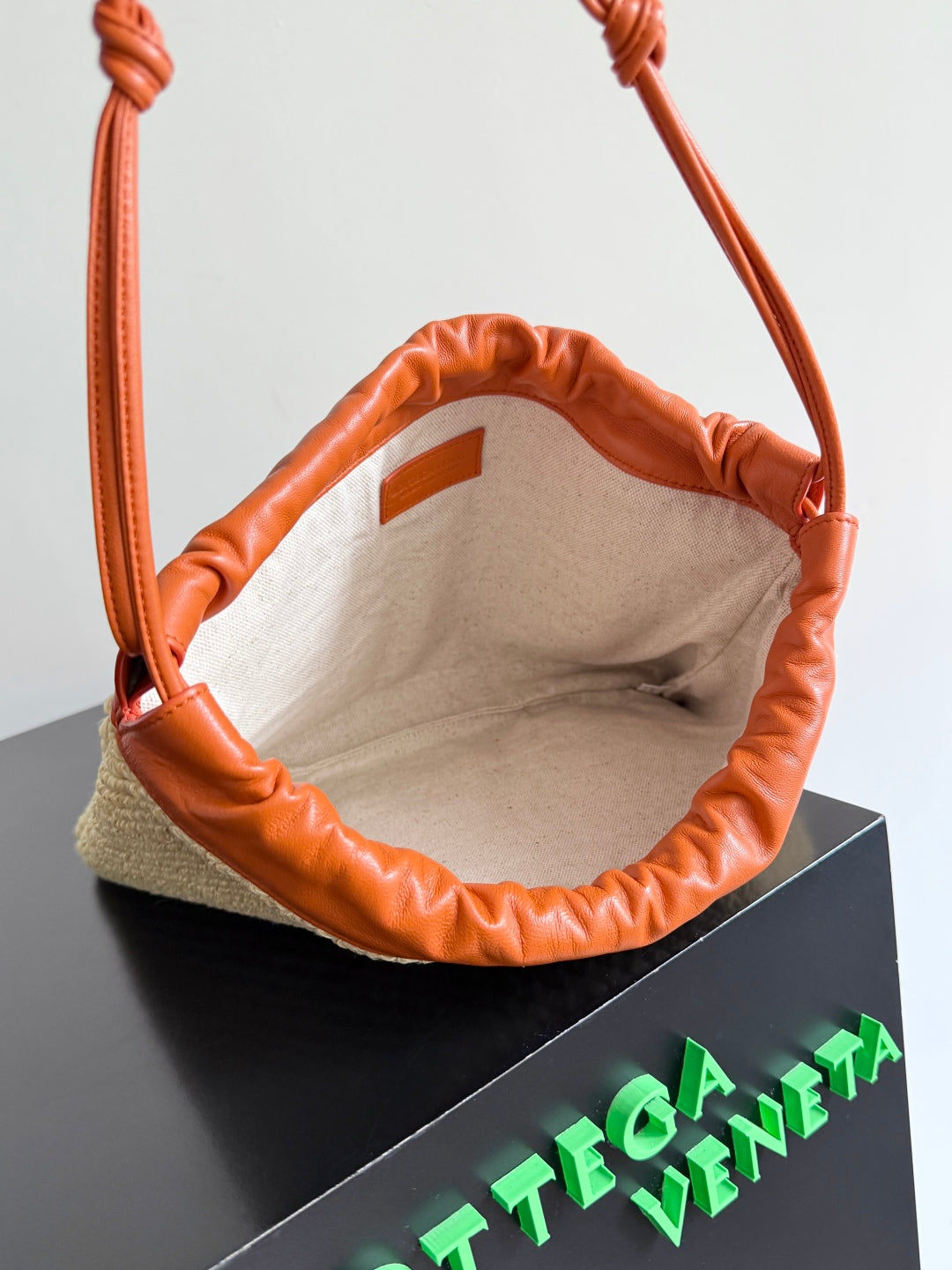 BOTTEGA VENETA 25S STAUBBEUTEL 32 IN GEBRANNTEM ORANGEN RAFFIA UND KALBSLEDER