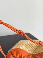 BOTTEGA VENETA 25S STAUBBEUTEL 32 IN GEBRANNTEM ORANGEN RAFFIA UND KALBSLEDER