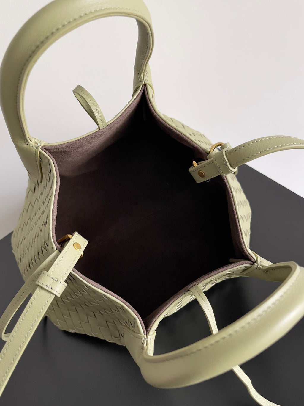 Kleine, wendbare Tragetasche Pinacoteca, 61 cm, aus Matcha-Lammleder und braunem Wildleder