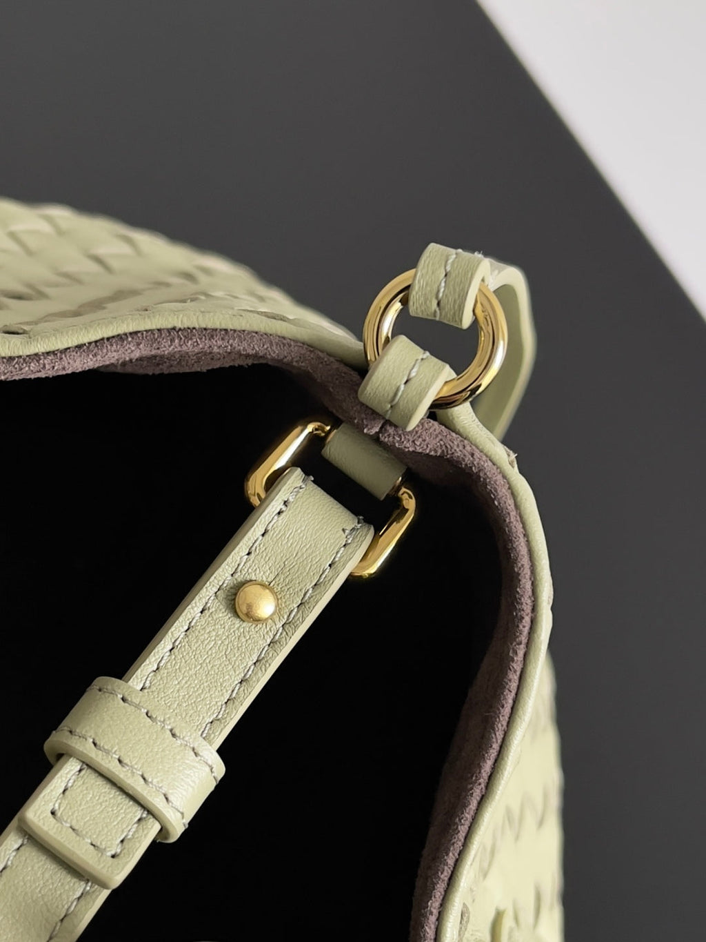 Kleine, wendbare Tragetasche Pinacoteca, 61 cm, aus Matcha-Lammleder und braunem Wildleder