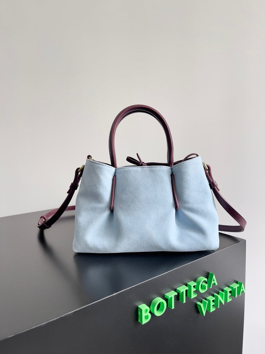 KLEINE WENDBARE PINACOTECA-TRAGETASCHE, 24 IN, LAMMLEDER IN MADDER BRAUT UND WILDBLAU