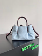 KLEINE WENDBARE PINACOTECA-TRAGETASCHE, 24 IN, LAMMLEDER IN MADDER BRAUT UND WILDBLAU