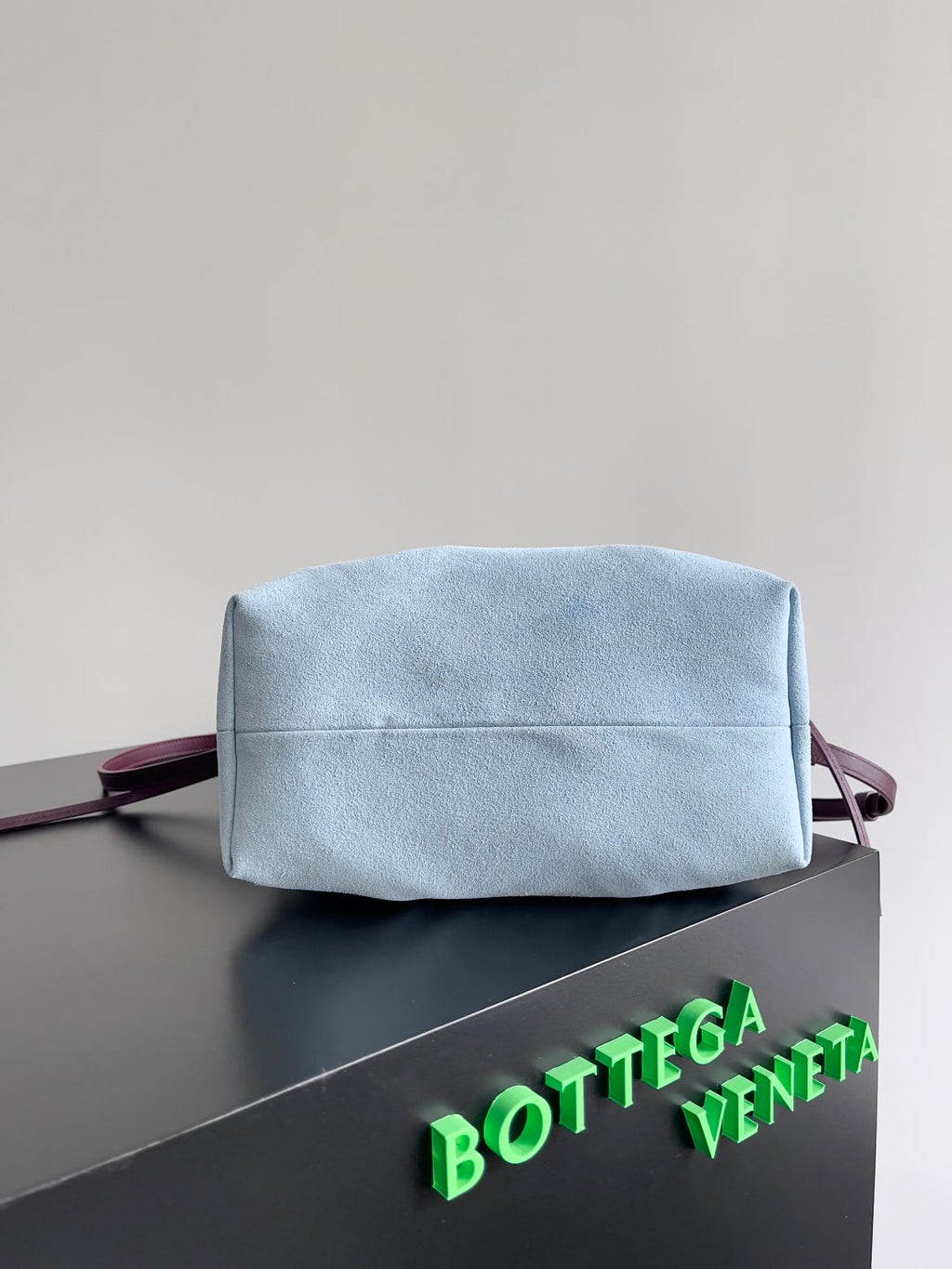 KLEINE WENDBARE PINACOTECA-TRAGETASCHE, 24 IN, LAMMLEDER IN MADDER BRAUT UND WILDBLAU