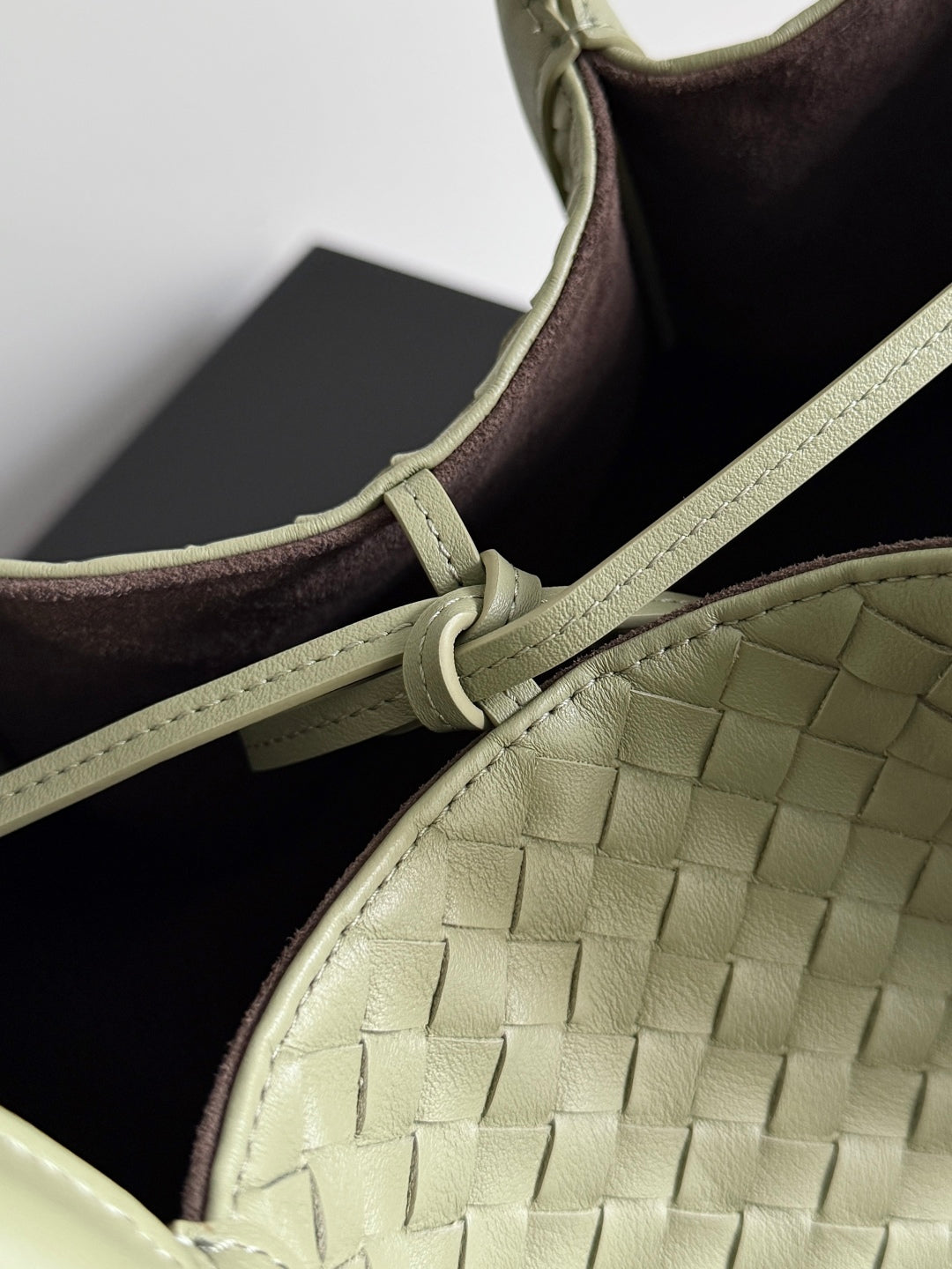 Wendbare Tragetasche Pinacoteca, 43 Zoll, aus Matcha-Lammleder und braunem Wildleder