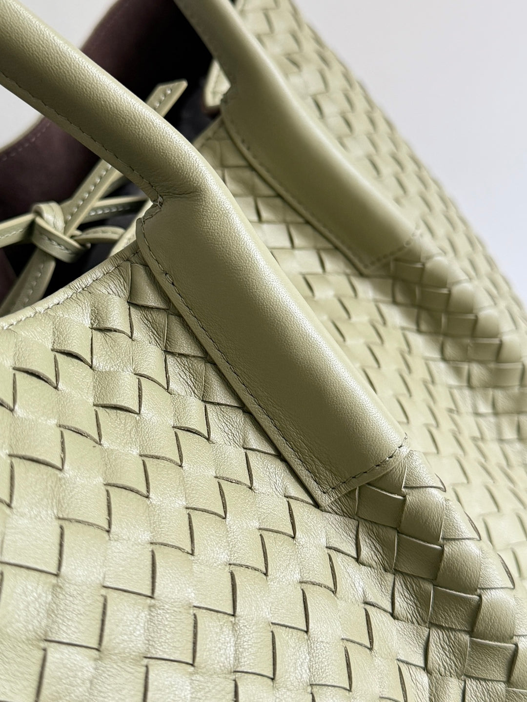 Wendbare Tragetasche Pinacoteca, 43 Zoll, aus Matcha-Lammleder und braunem Wildleder