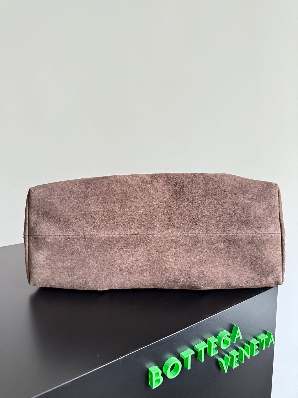 Wendbare Tragetasche Pinacoteca, 43 Zoll, aus Matcha-Lammleder und braunem Wildleder