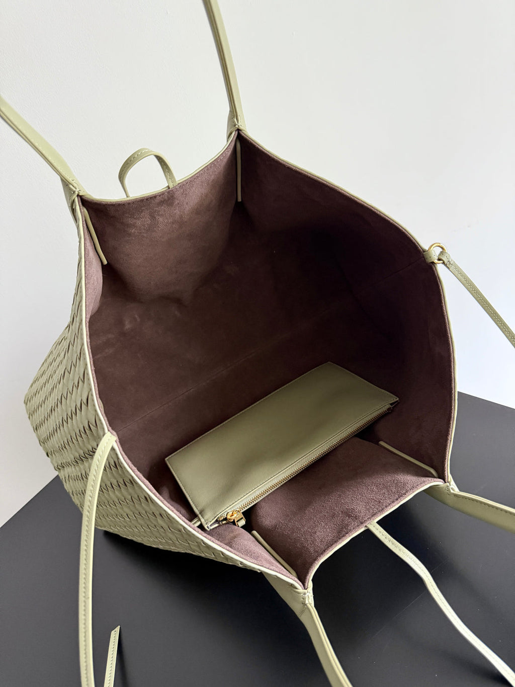 Wendbare Tragetasche Pinacoteca, 43 Zoll, aus Matcha-Lammleder und braunem Wildleder