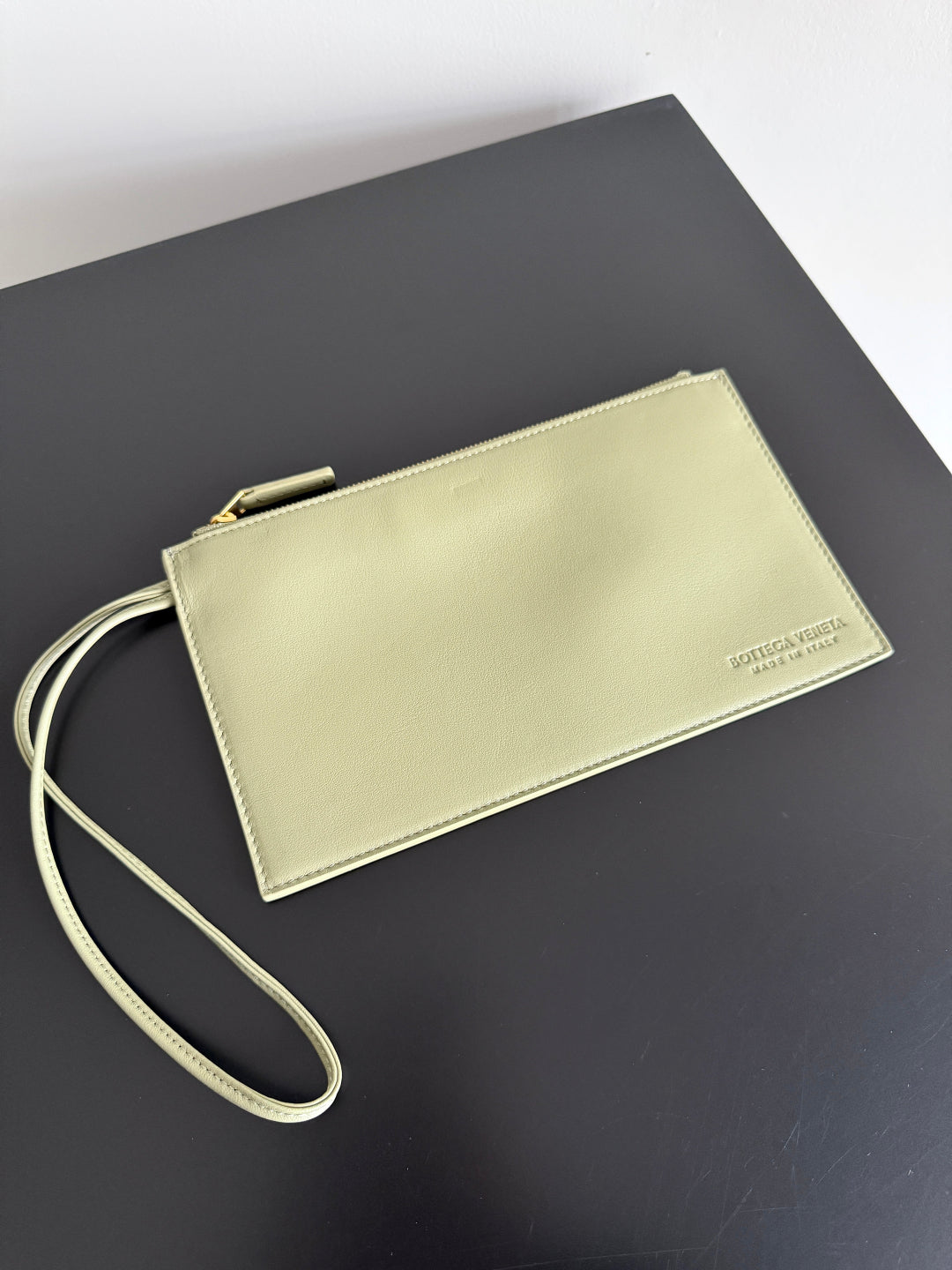 Wendbare Tragetasche Pinacoteca, 43 Zoll, aus Matcha-Lammleder und braunem Wildleder