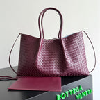 Wendbare Tragetasche Pinacoteca, 43 Zoll, aus kreppbraunem Lammleder und hellblauem Wildleder