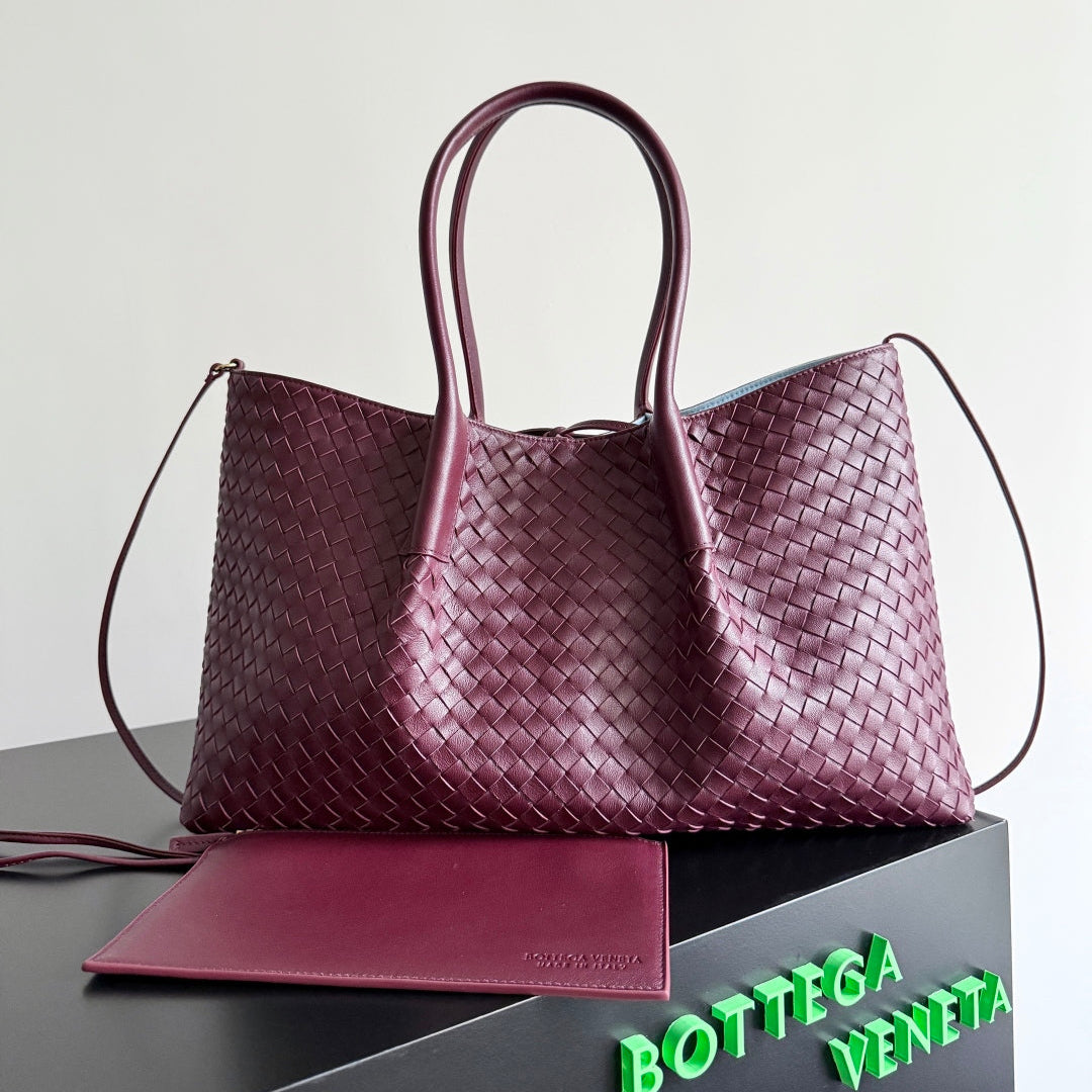 Wendbare Tragetasche Pinacoteca, 43 Zoll, aus kreppbraunem Lammleder und hellblauem Wildleder