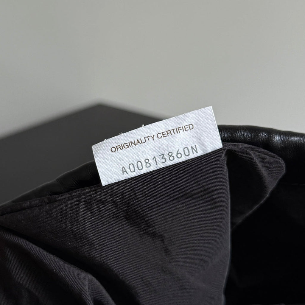 KLEINER STAUBBEUTEL 21 IN SCHWARZEM LAMMLEDER