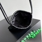 KLEINER STAUBBEUTEL 21 IN SCHWARZEM LAMMLEDER