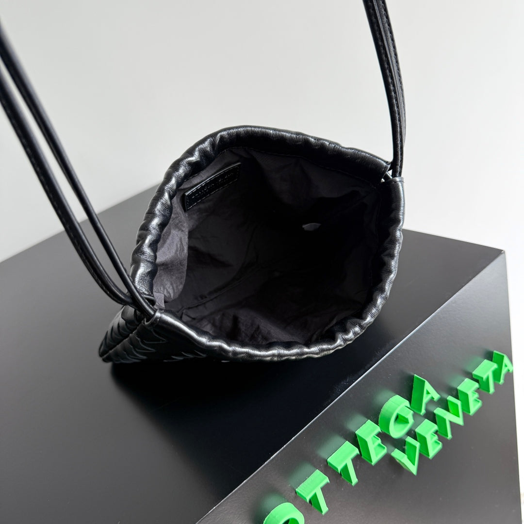 KLEINER STAUBBEUTEL 21 IN SCHWARZEM LAMMLEDER