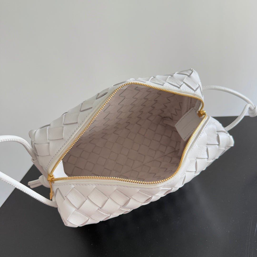 MINI LOOP KAMERATASCHE 22 IN WEISSEM KALBSLEDER