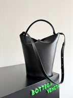 BOTTEGA VENETA 25S MEDIUM LIBERTA 30 IN SCHWARZEM KALBSLEDER GOLDENE BESCHLÄGE