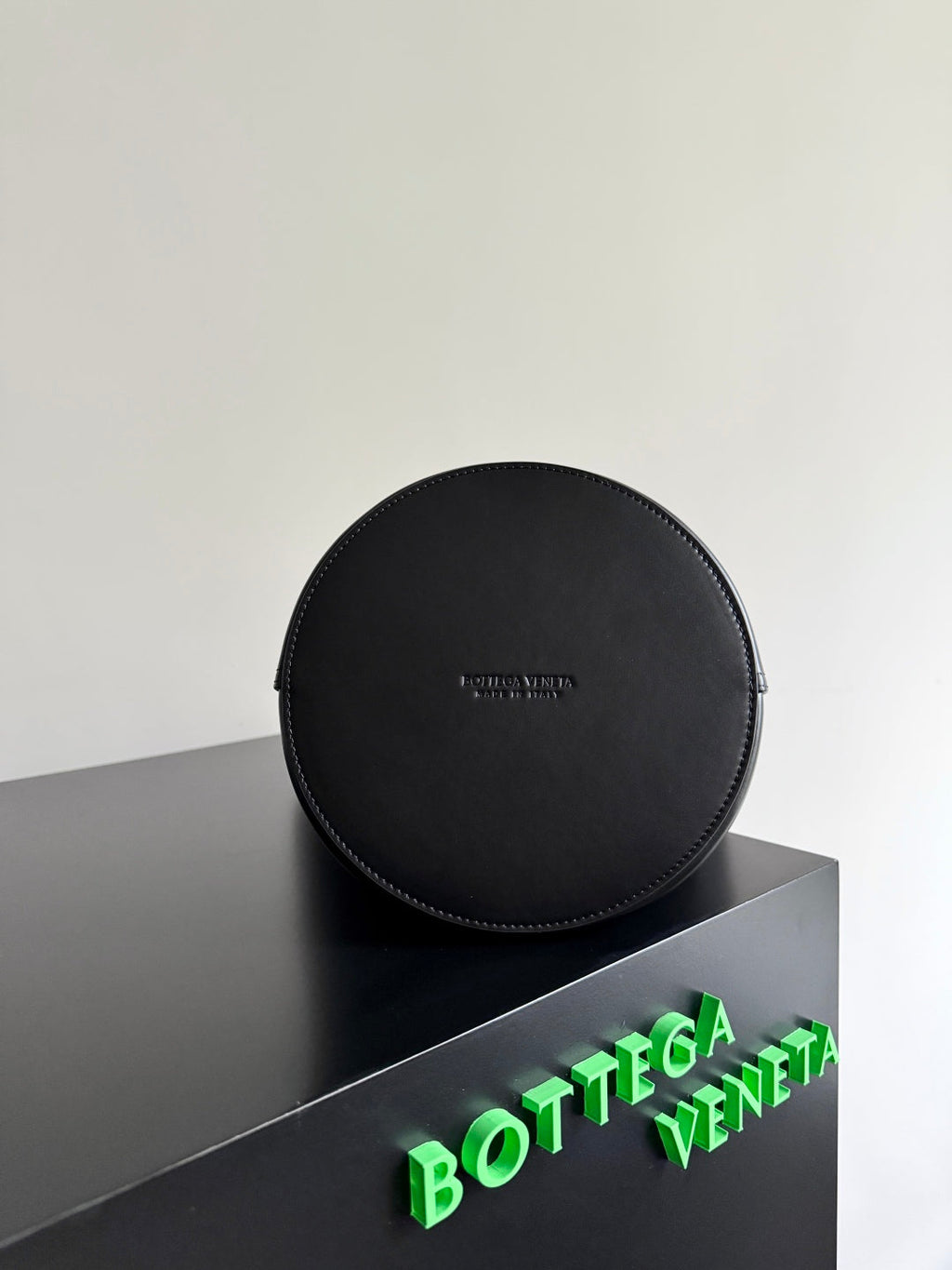 BOTTEGA VENETA 25S MEDIUM LIBERTA 22 IN SCHWARZEM KALBSLEDER GOLDENE BESCHLÄGE