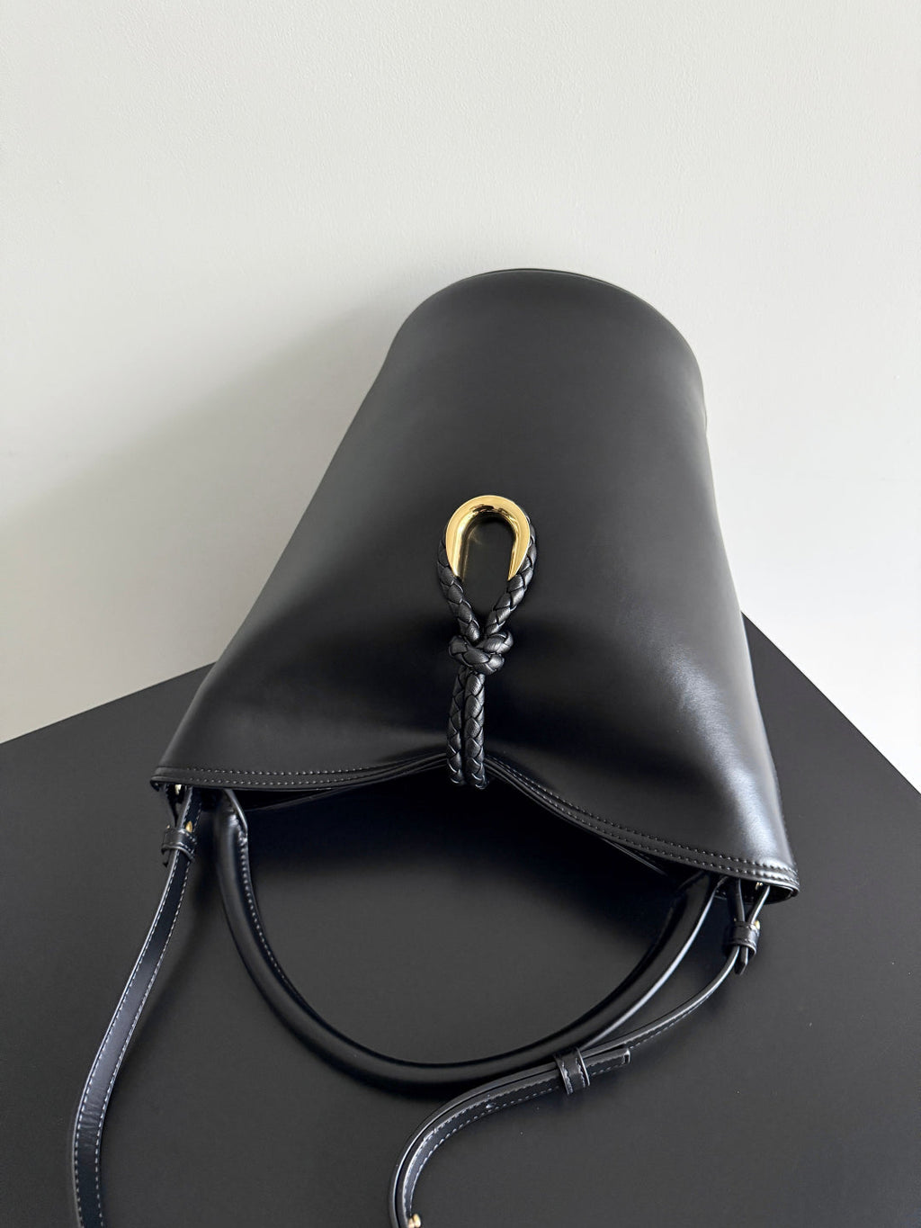 BOTTEGA VENETA 25S MEDIUM LIBERTA 30 IN SCHWARZEM KALBSLEDER GOLDENE BESCHLÄGE