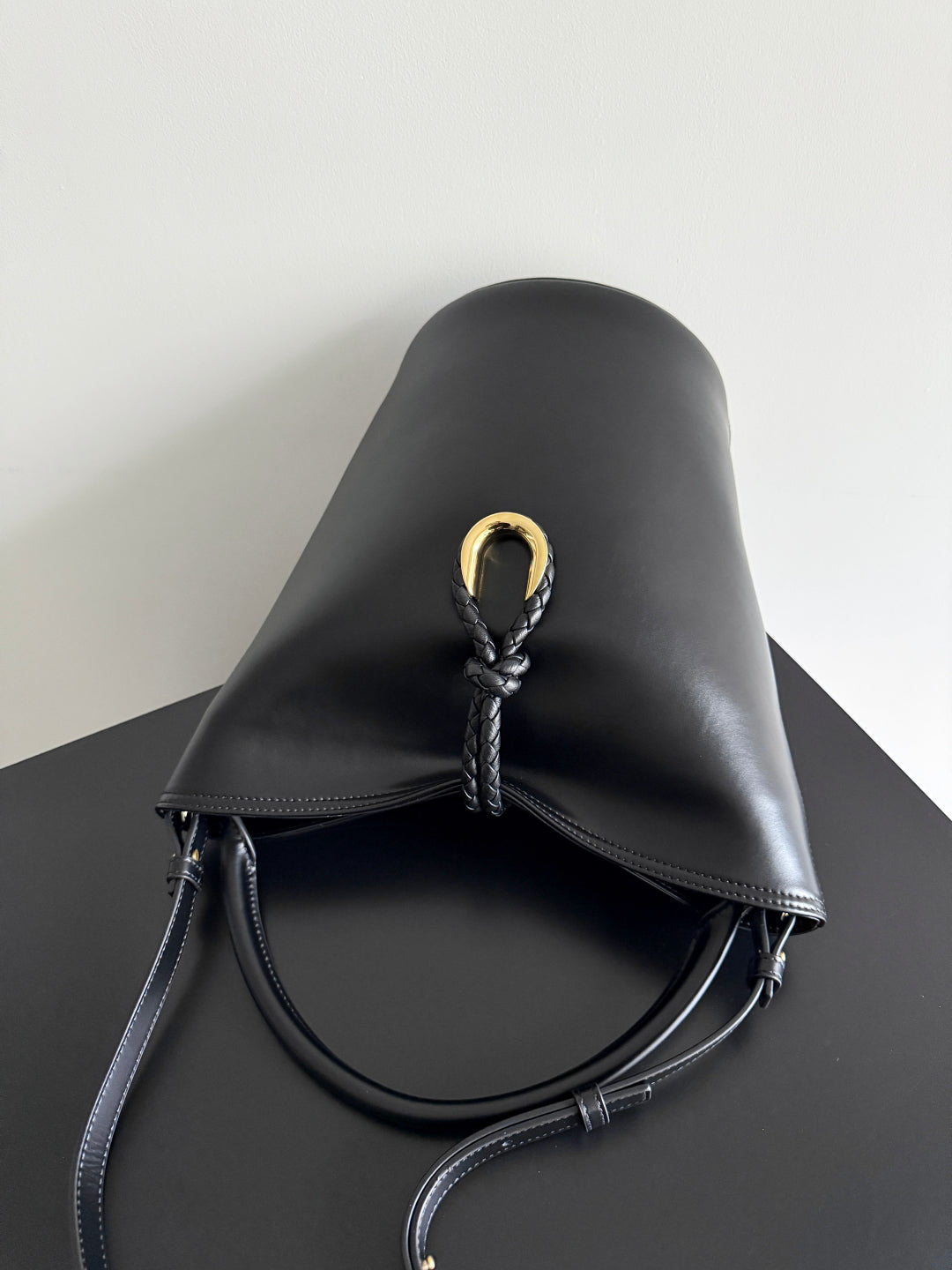 BOTTEGA VENETA 25S MEDIUM LIBERTA 30 IN SCHWARZEM KALBSLEDER GOLDENE BESCHLÄGE