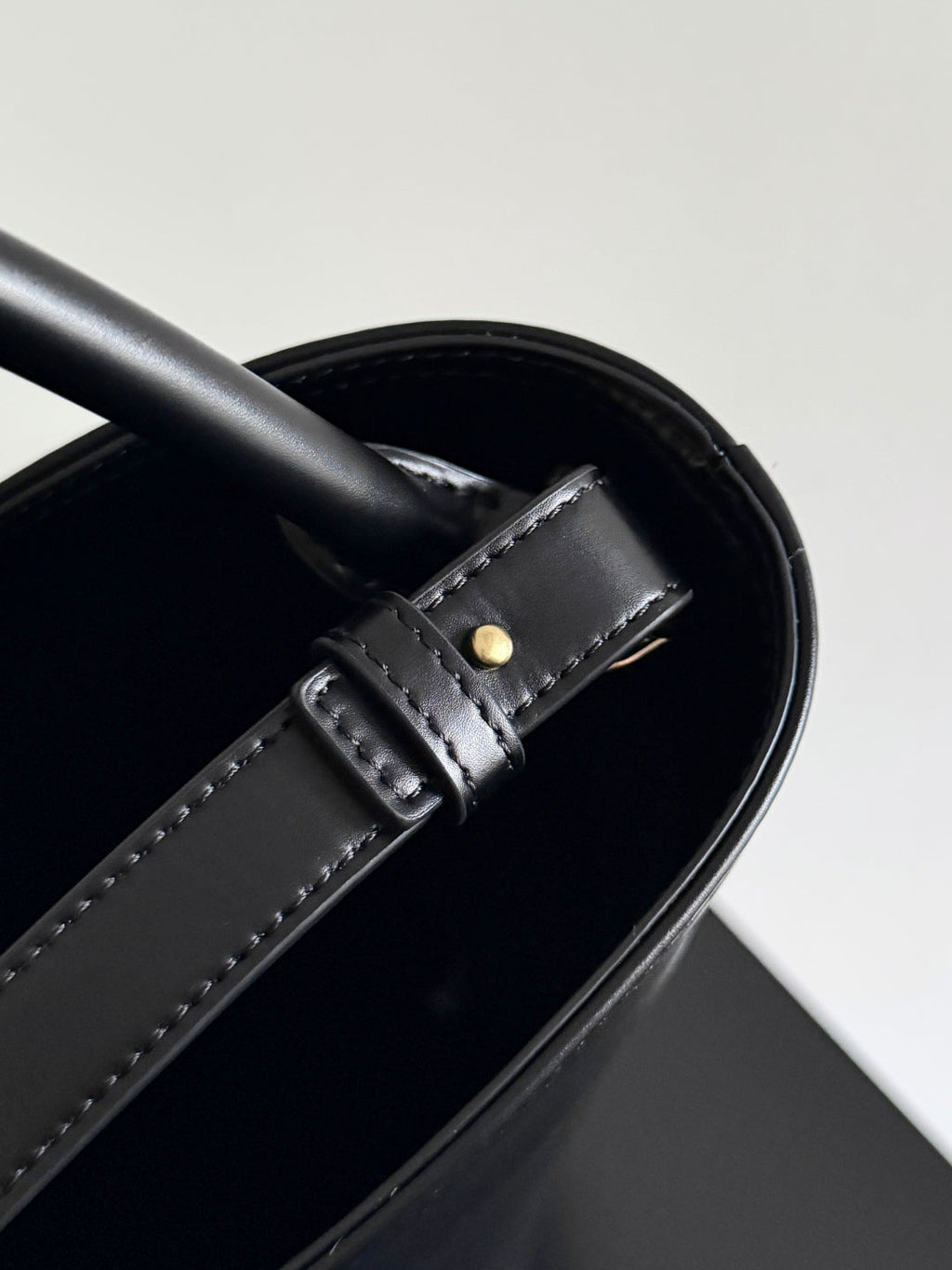 BOTTEGA VENETA 25S MEDIUM LIBERTA 30 IN SCHWARZEM KALBSLEDER GOLDENE BESCHLÄGE