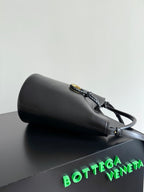 BOTTEGA VENETA 25S MEDIUM LIBERTA 30 IN SCHWARZEM KALBSLEDER GOLDENE BESCHLÄGE