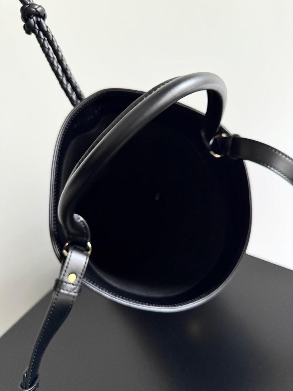 BOTTEGA VENETA 25S MEDIUM LIBERTA 30 IN SCHWARZEM KALBSLEDER GOLDENE BESCHLÄGE