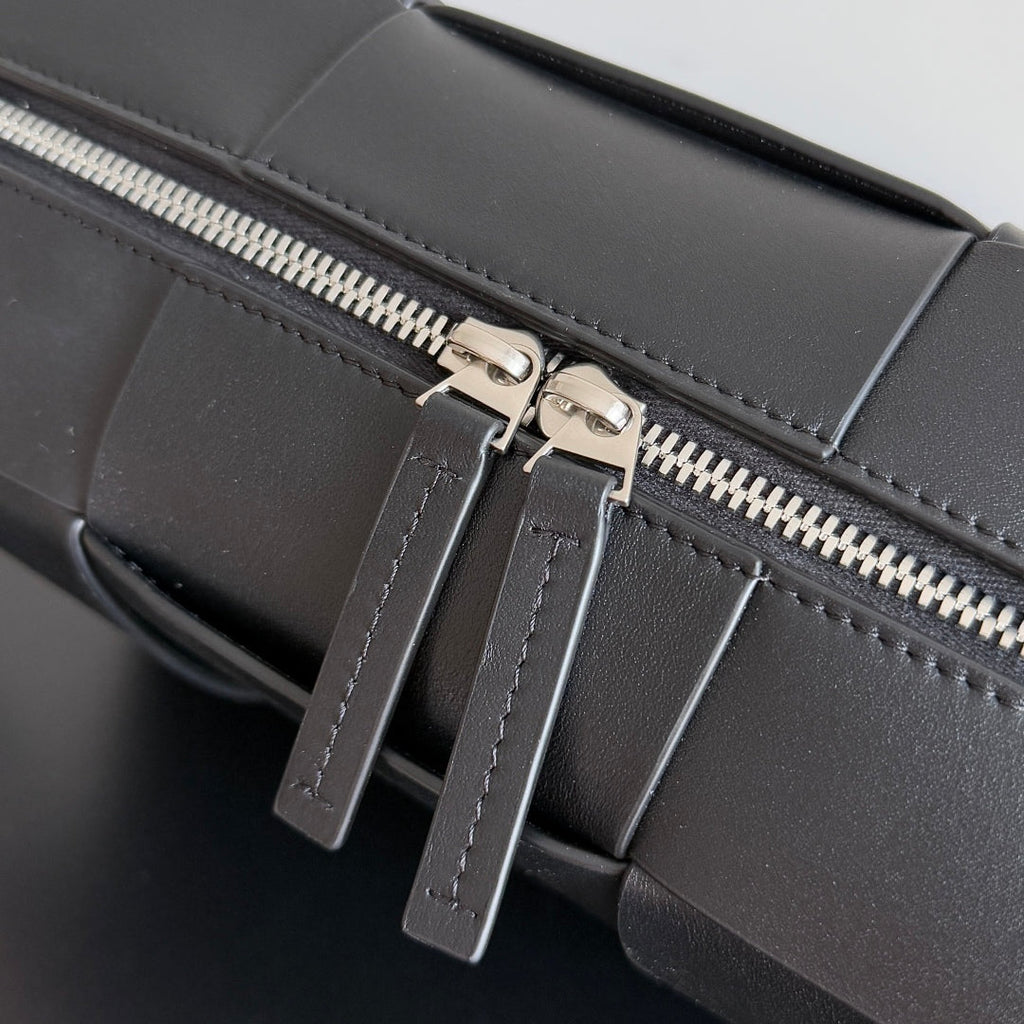 BOTTEGA VENETA 25S ARCO TASCHE 28 IN SCHWARZES KALBSLEDER SILBERNE BESCHLÄGE