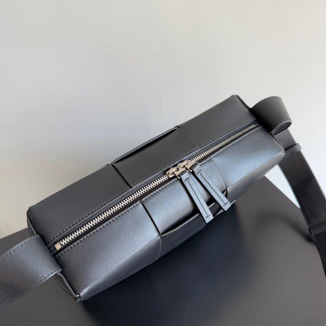 BOTTEGA VENETA 25S ARCO TASCHE 28 IN SCHWARZES KALBSLEDER SILBERNE BESCHLÄGE