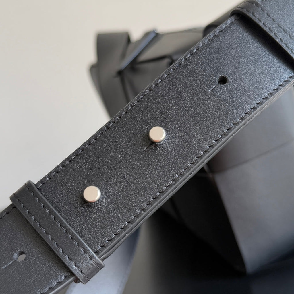 BOTTEGA VENETA 25S ARCO TASCHE 28 IN SCHWARZES KALBSLEDER SILBERNE BESCHLÄGE