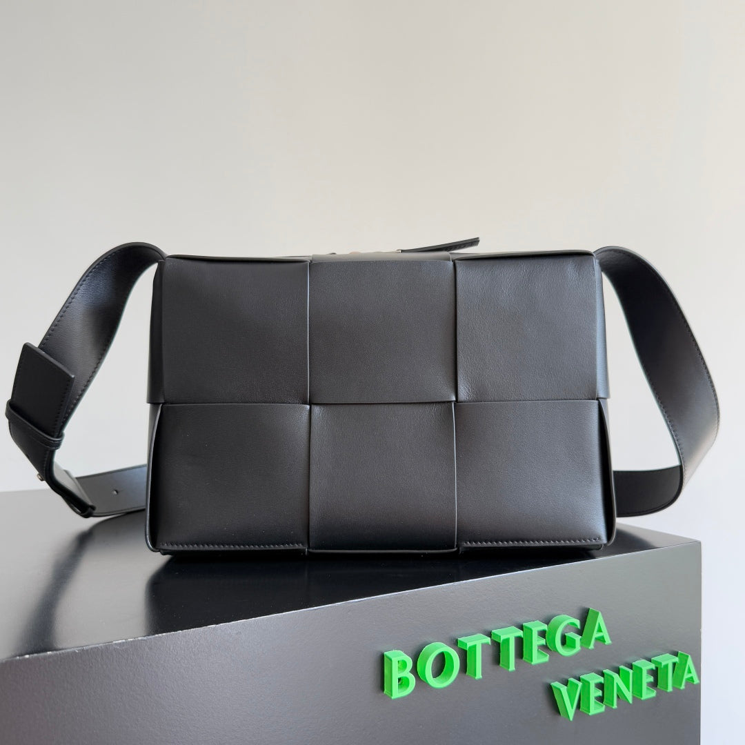 BOTTEGA VENETA 25S ARCO TASCHE 28 IN SCHWARZES KALBSLEDER SILBERNE BESCHLÄGE