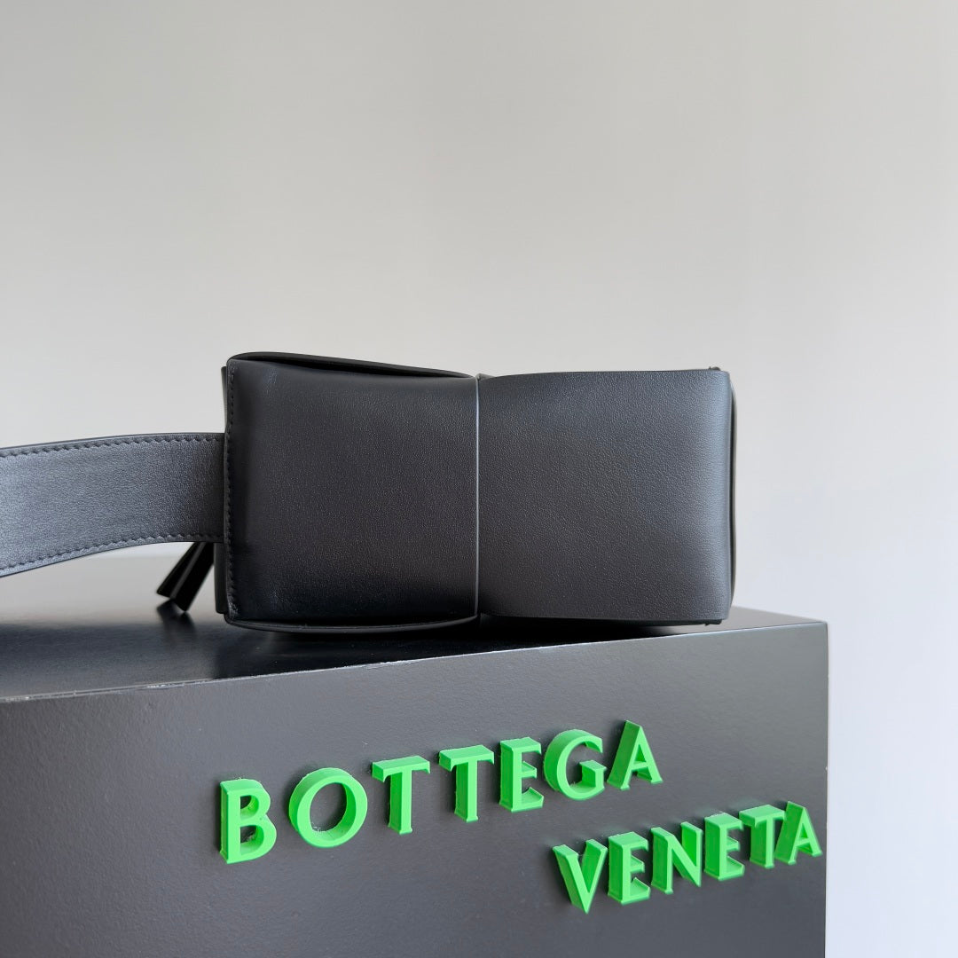 BOTTEGA VENETA 25S ARCO TASCHE 28 IN SCHWARZES KALBSLEDER SILBERNE BESCHLÄGE