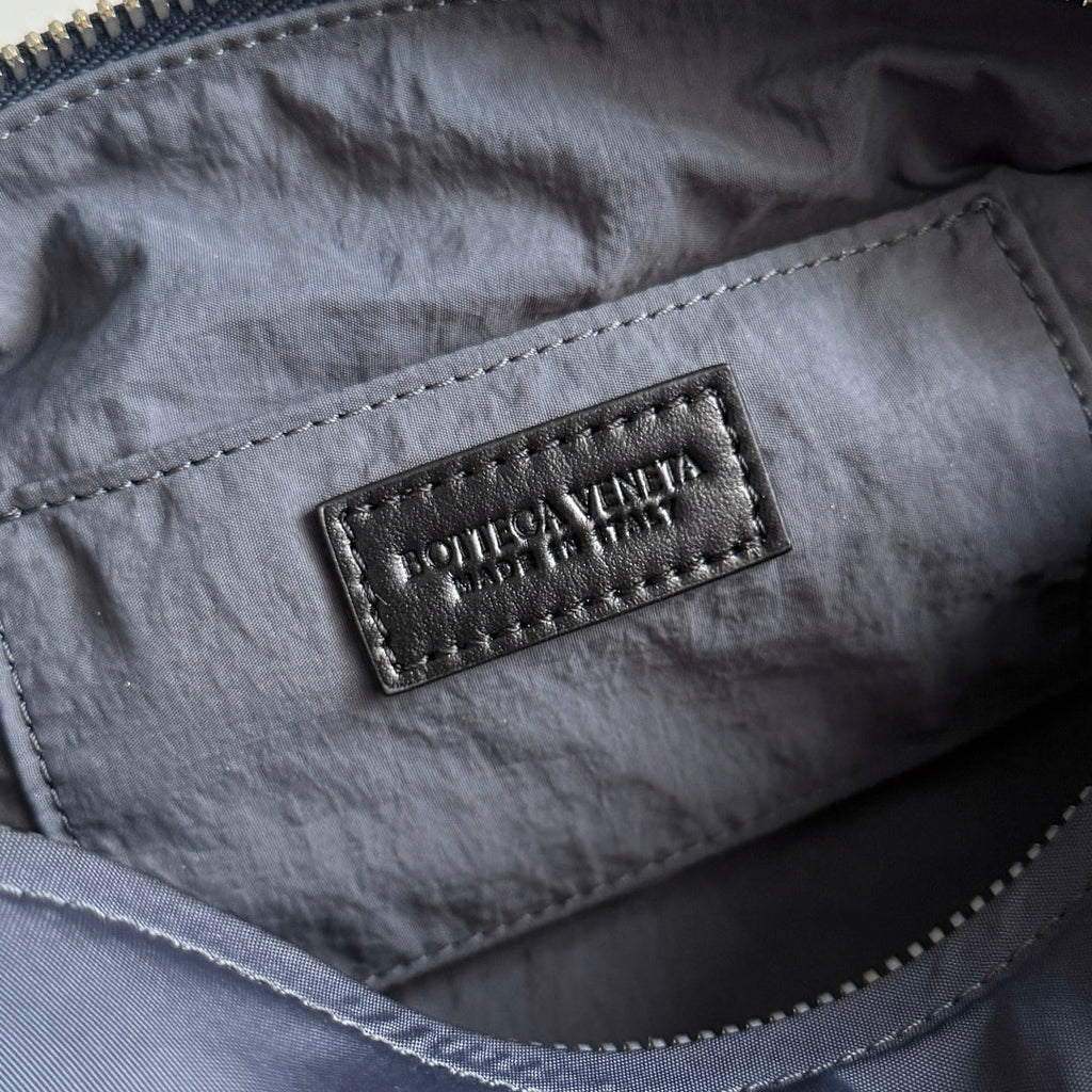 BOTTEGA VENETA 25S TOKYO KLEINER WASCHBEUTEL 20 IN SHADOW NYLON