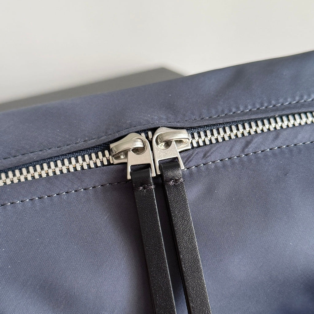 BOTTEGA VENETA 25S TOKYO KLEINER WASCHBEUTEL 20 IN SHADOW NYLON