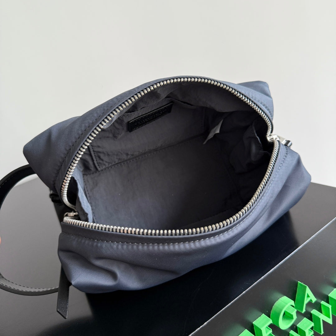 BOTTEGA VENETA 25S TOKYO KLEINER WASCHBEUTEL 20 IN SHADOW NYLON