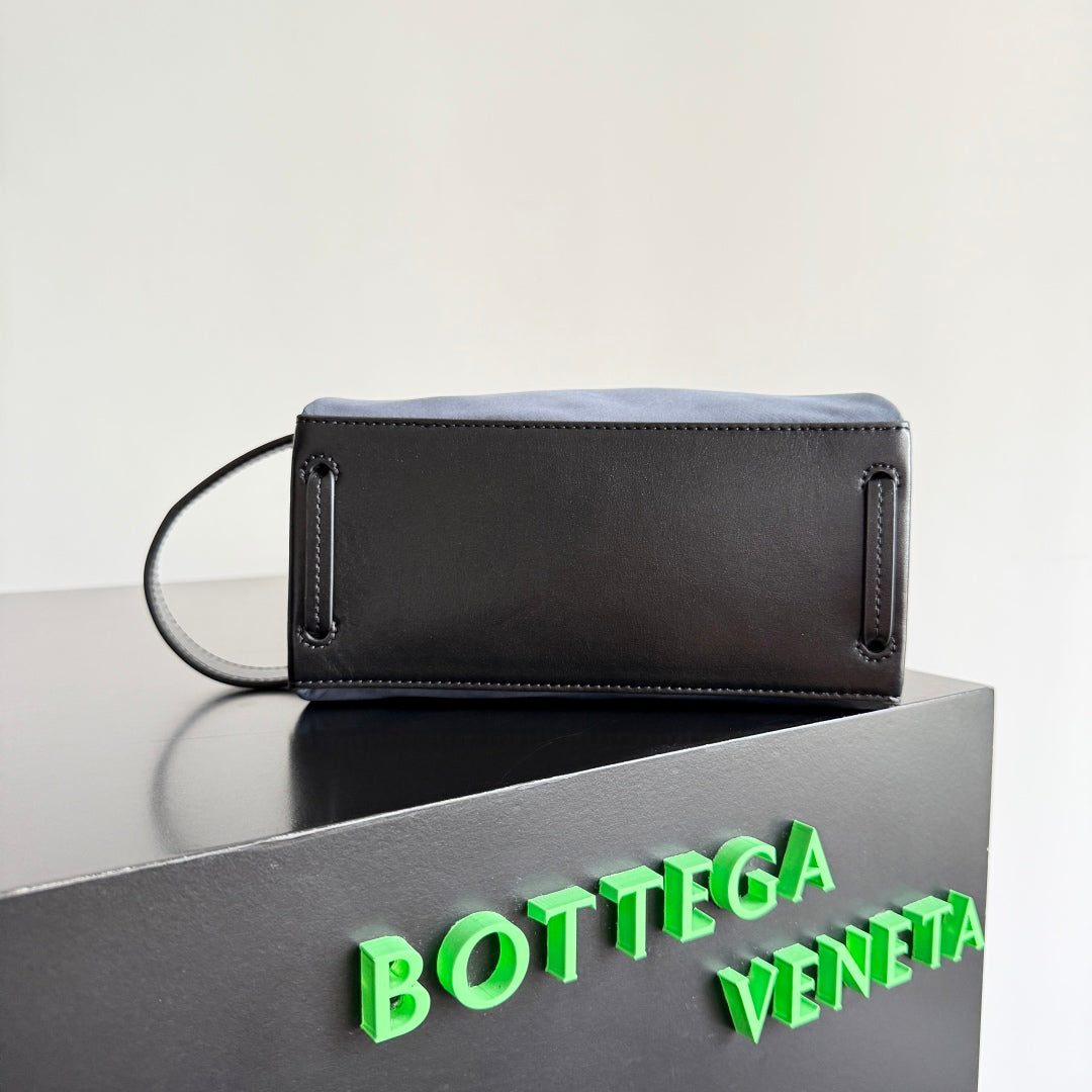BOTTEGA VENETA 25S TOKYO KLEINER WASCHBEUTEL 20 IN SHADOW NYLON