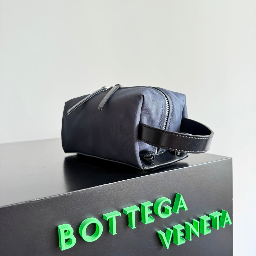 BOTTEGA VENETA 25S TOKYO KLEINER WASCHBEUTEL 20 IN SHADOW NYLON