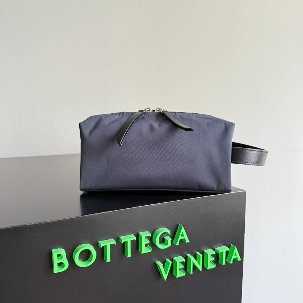 BOTTEGA VENETA 25S TOKYO KLEINER WASCHBEUTEL 20 IN SHADOW NYLON