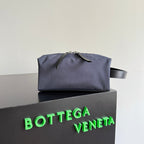 BOTTEGA VENETA 25S TOKYO KLEINER WASCHBEUTEL 20 IN SHADOW NYLON