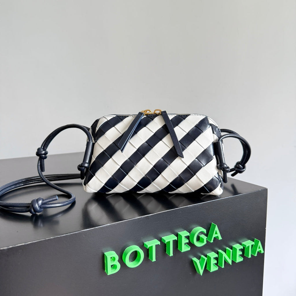 BOTTEGA VENETA 25S CONCERT POUCH 18 IN ZEBRA PATTERN CALFLEDER GOLDENE BESCHLÄGE