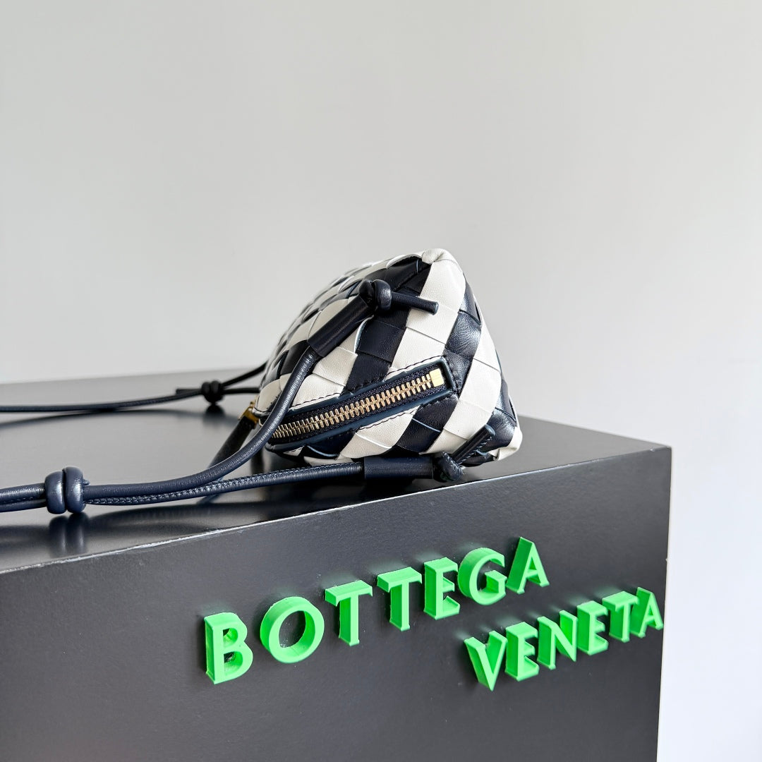 BOTTEGA VENETA 25S CONCERT POUCH 18 IN ZEBRA PATTERN CALFLEDER GOLDENE BESCHLÄGE
