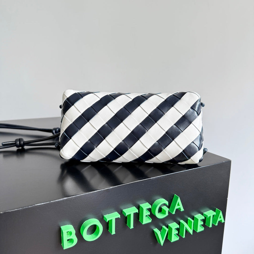 BOTTEGA VENETA 25S CONCERT POUCH 18 IN ZEBRA PATTERN CALFLEDER GOLDENE BESCHLÄGE