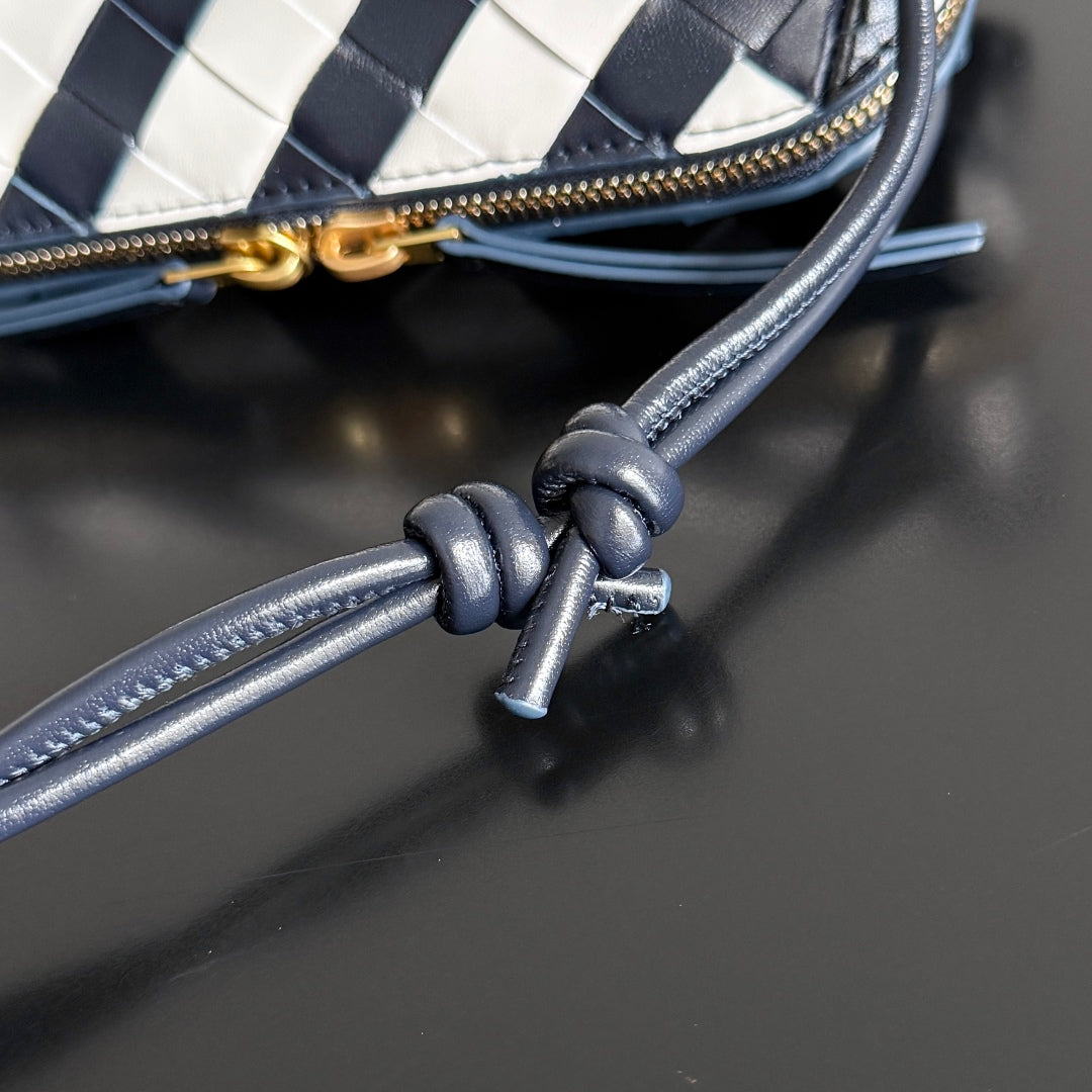 BOTTEGA VENETA 25S CONCERT POUCH 18 IN ZEBRA PATTERN CALFLEDER GOLDENE BESCHLÄGE