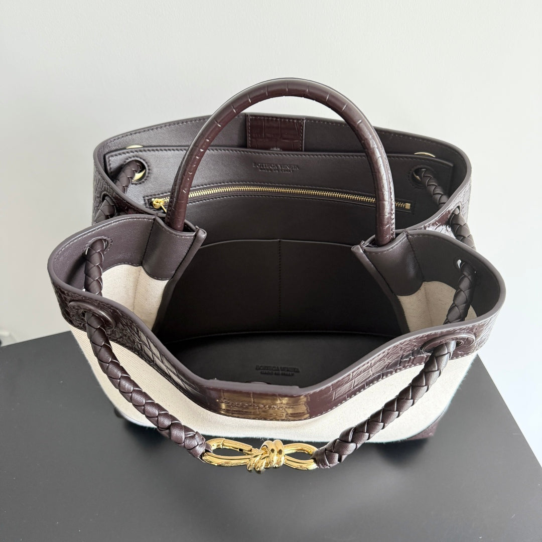 BOTTEGA VENETA 25S MEDIUM ANDIAMO 32 IN ELFENBEIN DUNKELBRAUN KALBSLEDER UND CANVAS