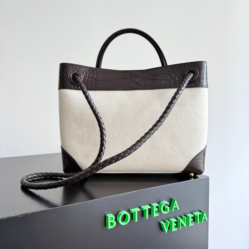 BOTTEGA VENETA 25S MEDIUM ANDIAMO 32 IN ELFENBEIN DUNKELBRAUN KALBSLEDER UND CANVAS