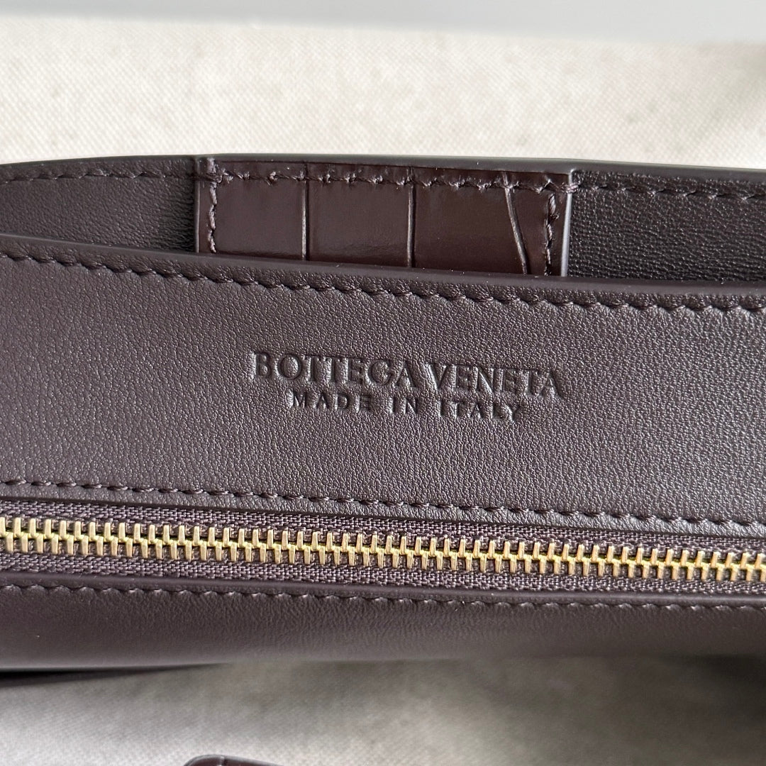 BOTTEGA VENETA 25S MEDIUM ANDIAMO 32 IN ELFENBEIN DUNKELBRAUN KALBSLEDER UND CANVAS