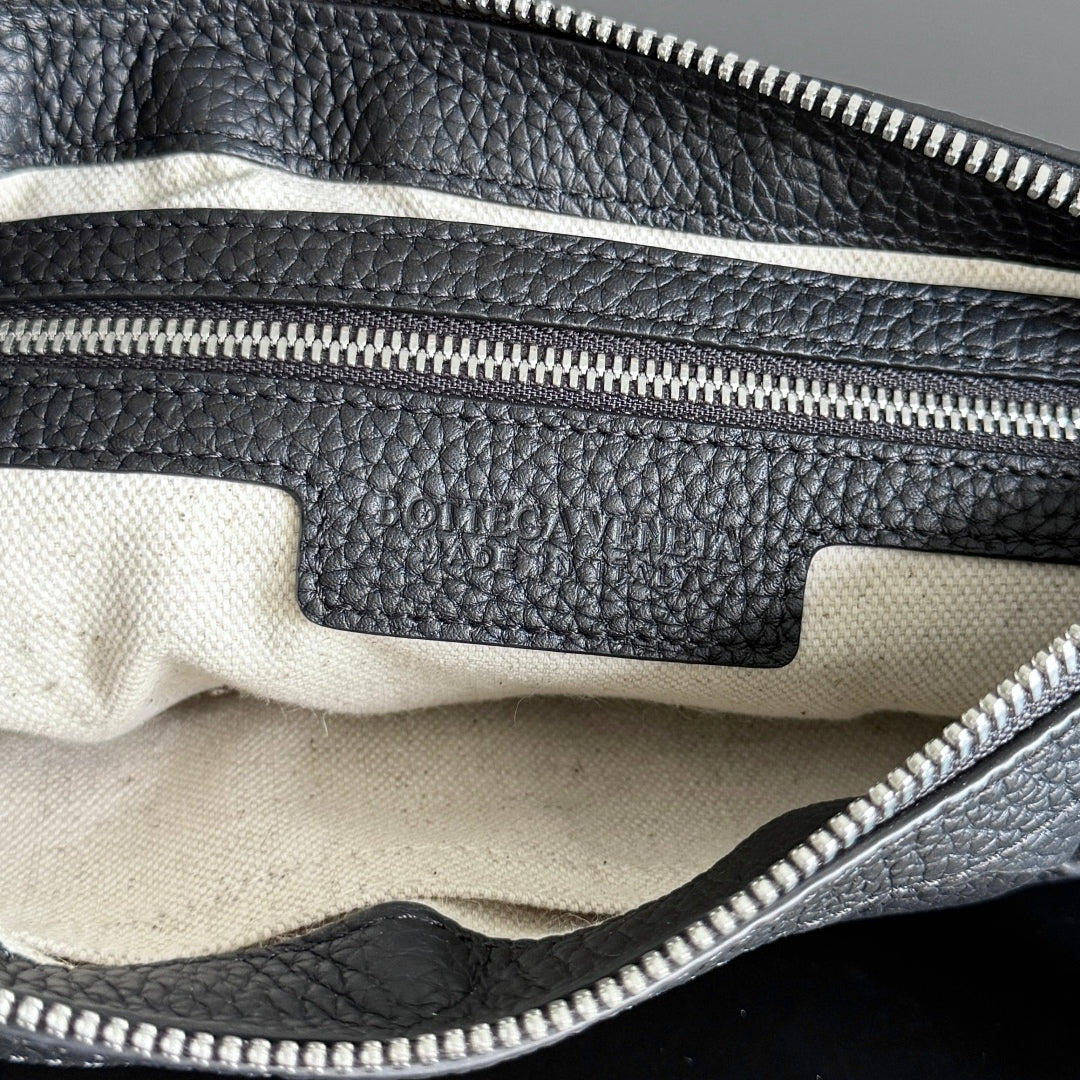 BOTTEGA VENETA 25S DIAGO 25 IN DUNKELOLIVGRAUEM KALBSLEDER SILBERNE BESCHLÄGE