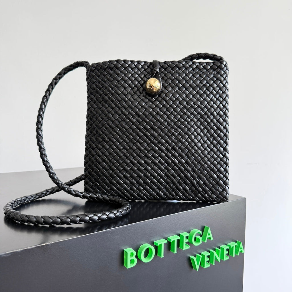 BOTTEGA VENETA 25S TOSCA TASCHE 19 IN SCHWARZEM KALBSLEDER GOLDENE BESCHLÄGE